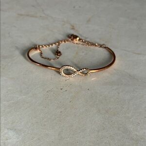Swarovski Elegant Gold Infinity Bracelet👝